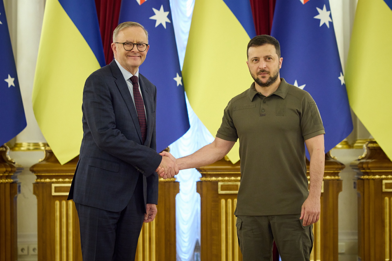 Ентоні Албенізі пообіцяв Володимиру Зеленському, що Австралія збільшуватиме військово-технічну допомогу та надасть, зокрема, іще 14 БТРів та 20 бронеавтомобілів Bushmaster. Фото з сайту president.gov.ua